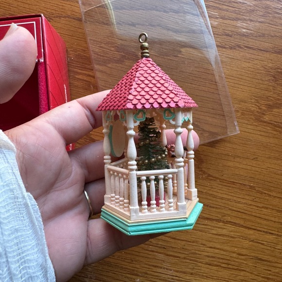 Sweetheart‎ Handcrafted Ornament Christmas 1986 Gazebo Scene Tree Vintage - Picture 4 of 5
